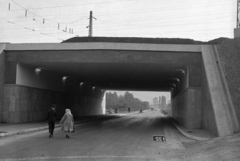 Magyarország, Tatabánya, 1-es főút, a Budapest-Hegyeshalom vasútvonal (később iparvágányok) felüljárója Mésztelep felől nézve., 1961, UVATERV, híd, út, felsővezeték, Fortepan #80162