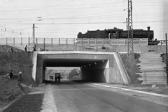 Magyarország, Tatabánya, 1-es főút, a Budapest-Hegyeshalom vasútvonal (később iparvágányok) felüljárója Mésztelep felé nézve., 1961, UVATERV, kerékpár, gőzmozdony, híd, építkezés, aluljáró, kerítés, útépítés, GAZ M21 Volga, MÁV 411 sorozat, felsővezeték, Fortepan #80163