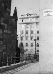 Magyarország, Budapest V., átjáró a Piarista köz és a Szabad sajtó út között, balra a Belvárosi templom., 1961, UVATERV, Budapest, Fortepan #80167