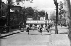 Magyarország, Budapest VI., Andrássy (Sztálin) út a Rippl-Rónai utca kereszteződésénél az Oktogon (November 7. tér) felé nézve., 1950, UVATERV, utcakép, Lenin-ábrázolás, felvonulás, május 1, Sztálin ábrázolás, Budapest, mozgássérült, kerekesszék, Fortepan #80179