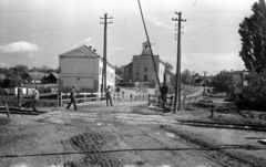 Magyarország, Vértesacsa, Fő utca, háttérben a Szent Kereszt feltalálása templom., 1950, UVATERV, sorompó, vasúti átkelő, Fortepan #80180