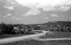 Magyarország, Csákberény, Rákóczi utca a község határában, kelet felöl nézve., 1950, UVATERV, országút, automobil, Skoda 1101/1102 Tudor, Tatra 600 Tatraplan, Fortepan #80189