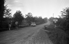 Magyarország, Igal, Kaposvári utca., 1950, UVATERV, csehszlovák gyártmány, Tatra-márka, automobil, Tatra 600 Tatraplan, helységnév tábla, Fortepan #80191