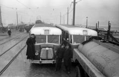 Magyarország, Budapest IX., az újjáépített Petőfi híd terhelési próbája a pesti hídfőnél., 1952, UVATERV, autóbusz, magyar gyártmány, MÁVAG-márka, MÁVAG Tr5, köztisztasági vállalat, Budapest, Fortepan #80236