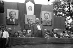 Magyarország, az ünnepség szónoka Bebrits Lajos közlekedésügyi miniszter, 1953, UVATERV, úttörő, Lenin-ábrázolás, kommunizmus, politikai dekoráció, Rákosi Mátyás-ábrázolás, Sztálin ábrázolás, kövérség, Rákosi-címer, kecskeszakáll, Fortepan #80284