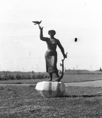 Magyarország, Széchenyihegy, Budapest XII., a Galambos lány című szobor (Csontos László, 1956.) a TV torony kertjében., 1957, UVATERV, Budapest, nőalak, galamb, Fortepan #80291