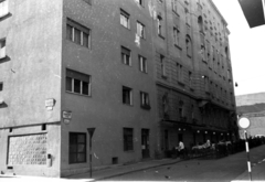 Magyarország, Budapest V., Kéményseprő utca az Irányi utcából nézve., 1963, UVATERV, vendéglátás, napsütés, utcakép, kerthelyiség, felszolgáló, szemetes, utcanévtábla, Budapest, Fortepan #80310