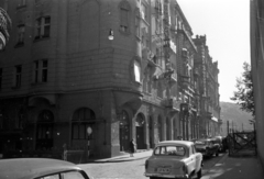 Magyarország, Budapest V., Március 15. tér a Kéményseprő utcától a Duna felé nézve, a saroképületben a Mátyás Pince étterem., 1963, UVATERV, napsütés, utcakép, automobil, Moszkvics 407, rendszám, Budapest, Fortepan #80316