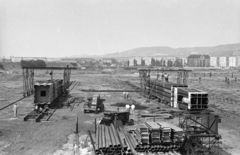 Magyarország, Budapest XI., a Ganz-MÁVAG lágymányosi telepe, az Erzsébet híd acélszerkezetének összeszerelése. Háttérben a Budafoki út házsora., 1962, UVATERV, magyar gyártmány, hídépítés, dömper, Dutra-márka, Dutra DR-50, Budapest, Fortepan #80319