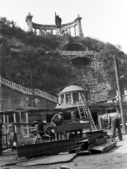 Magyarország, Budapest I., az Erzsébet híd építkezése a Rudas fürdő mellett, háttérben a Hungária ivócsarnok kupolája, fent a Szent Gellért szobor., 1962, UVATERV, Budapest, Szent Gellért-ábrázolás, Fortepan #80324