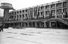 Magyarország, Ferihegyi (ma Liszt Ferenc) repülőtér, Budapest XVIII., a repülőtér átadásakor., 1950, UVATERV, személyi kultusz, zászló, Lenin-ábrázolás, politikai dekoráció, jelmondat, Rákosi Mátyás-ábrázolás, Sztálin ábrázolás, Budapest, irányítótorony, Dávid Károly-terv, Fortepan #80328