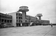 Magyarország, Ferihegyi (ma Liszt Ferenc) repülőtér, Budapest XVIII., a repülőtér átadásakor., 1950, UVATERV, autóbusz, teherautó, repülőtér, Budapest, irányítótorony, Dávid Károly-terv, Fortepan #80329