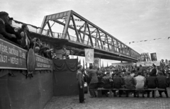 Magyarország, Polgár, a Tisza híd avató ünnepsége 1950. október 1-én., 1950, UVATERV, híd, Lenin-ábrázolás, avatás, ünnepség, MÁVAG-márka, politikai dekoráció, vasúti híd, katona, Rákosi-címer, Fortepan #80330