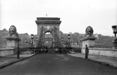 Magyarország, Budapest V., az újjáépített Széchenyi Lánchíd átadáskor a pesti hídfőtől nézve., 1949, UVATERV, híd, zászló, csehszlovák gyártmány, Skoda-márka, automobil, Skoda 1101 VO/P Colonial, Budapest, függőhíd, William Tierney Clark-terv, Fortepan #80334