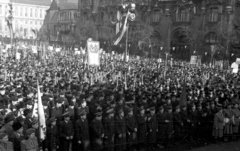 Magyarország, Budapest V., Széchenyi István (Roosevelt) tér. Az újjáépített Széchenyi Lánchíd átadási ünnepsége, jobbra a Gresham-palota., 1949, UVATERV, tömeg, szálloda, szecesszió, palota, Sztálin ábrázolás, Budapest, Quittner Zsigmond-terv, Vágó József-terv, Art Nouveau, Fortepan #80343