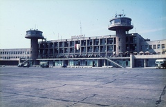 Magyarország, Ferihegyi (ma Liszt Ferenc) repülőtér, Budapest XVIII., 1968, UVATERV, színes, autóbusz, magyar gyártmány, Ikarus-márka, repülőtér, Ikarus 30, helységnév tábla, Budapest, irányítótorony, Dávid Károly-terv, Fortepan #80361