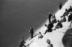 Hungary, Budapest V., a pesti alsó rakpart lépcsője a Szabadság híd közelében., 1946, Berkó Pál, fishing, Budapest, sitting on stairs, Fortepan #80366