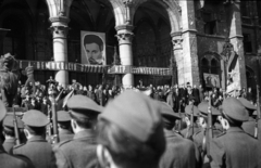 Magyarország, Budapest V., Kossuth Lajos tér, március 15-i ünnepség a Parlamentnél., 1947, Berkó Pál, felirat, Steindl Imre-terv, neogótika, eklektikus építészet, Budapest, jelmondat, Petőfi-ábrázolás, Fortepan #80373