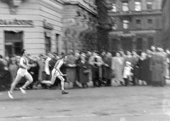 Magyarország, Budapest VI., Andrássy (Sztálin) út a Hajós utcánál, szemben a Paulay Ede utca., 1954, Fortepan, sport, váltófutás, Budapest, Fortepan #8062