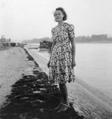 Hungary, Budapest XIII., Angyalföldi Duna-part a Dagály utca környékén, háttérben a Margit-sziget., 1947, Fortepan, portrait, shore, wharf, lady, sandal, Budapest, summer dresses, Fortepan #8111