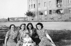 Hungary, Budapest XIII., Népfürdő utca, háttérben a Dagály utca sarkán álló ház., 1950, Fortepan, tableau, Budapest, women, summer dresses, girl, mother, basket, Fortepan #8116