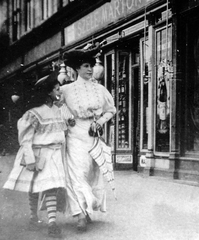 Romania,Transylvania, Cluj-Napoca, Mátyás király tér., 1908, Fortepan, white dress, striped dress, sunshades, snocks, Fortepan #8197