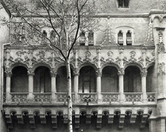 Magyarország, Városliget, Budapest XIV., Millenniumi kiállítás: Vajdahunyad vára, a történelmi főcsoport gótikus épületeggyütese, Hunyadi-loggia. A felvétel 1896-ban készült. A kép forrását kérjük így adja meg: Fortepan / Budapest Főváros Levéltára. Levéltári jelzet: HU.BFL.XV.19.d.1.01.008, 1900, Budapest Főváros Levéltára / Klösz György fényképei, Klösz György, kastély, Alpár Ignác-terv, eklektikus építészet, Budapest, fa, Fortepan #82008