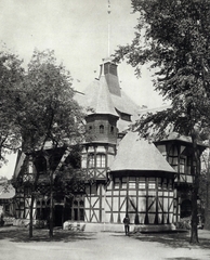 Magyarország, Városliget, Budapest XIV., Millenniumi kiállítás: az Alpár Ignác és Herman Ottó tervezte Ősfoglalkozások pavilonja. A felvétel 1896-ban készült. A kép forrását kérjük így adja meg: Fortepan / Budapest Főváros Levéltára. Levéltári jelzet: HU.BFL.XV.19.d.1.01.012, 1900, Budapest Főváros Levéltára / Klösz György fényképei, Klösz György, Budapest, torony, pavilon, kiállítás, Fortepan #82012