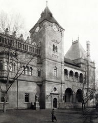 Magyarország, Városliget, Budapest XIV., Millenniumi kiállítás: Vajdahunyad vára, a történelmi főcsoport reneszánsz épületegyüttese, az eperjesi Rákóczi-ház a lőcsei toronnyal és városháza részletével. A felvétel 1896-ban készült. A kép forrását kérjük így adja meg: Fortepan / Budapest Főváros Levéltára. Levéltári jelzet: HU.BFL.XV.19.d.1.01.013, 1900, Budapest Főváros Levéltára / Klösz György fényképei, Klösz György, kastély, Alpár Ignác-terv, eklektikus építészet, Budapest, torony, Fortepan #82013