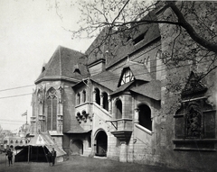 Magyarország, Városliget, Budapest XIV., Millenniumi kiállítás: Vajdahunyad vára, a történelmi főcsoport gótikus épületegyüttese, a Csütörtökhelyi kápolna és a keresdi fedett lépcső. Jobbra a Mátyás király-dombormű a bautzeni emlékmű másolata. Balra a háttérben a Budapesti korcsolyázó-egylet palotája. A felvétel 1896-ban készült. A kép forrását kérjük így adja meg: Fortepan / Budapest Főváros Levéltára. Levéltári jelzet: HU.BFL.XV.19.d.1.01.014, 1900, Budapest Főváros Levéltára / Klösz György fényképei, Klösz György, kastély, Alpár Ignác-terv, eklektikus építészet, Budapest, Fortepan #82014