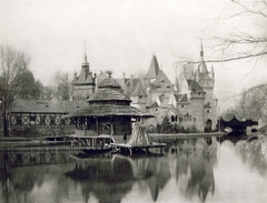 Magyarország, Városliget, Budapest XIV., Millenniumi kiállítás: Városligeti-tó az Őshalászat pavilonjával. Jobbra a történelmi főcsoport román épületeggyütese és a Vajdahunyad vára a hozzávezető fahíddal. A felvétel 1896-ban készült. A kép forrását kérjük így adja meg: Fortepan / Budapest Főváros Levéltára. Levéltári jelzet: HU.BFL.XV.19.d.1.01.017, 1900, Budapest Főváros Levéltára / Klösz György fényképei, Klösz György, kastély, tó, víztükör, Alpár Ignác-terv, tükröződés, eklektikus építészet, Budapest, Fortepan #82017