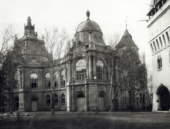 Magyarország, Városliget, Budapest XIV., Vajdahunyad vára. A millenniumi kiállításra épített történelmi főcsoport, reneszánsz-barokk épületegyüttesének Mária Terézia-kori szárnya. 1897-től Magyar Mezőgazdasági Múzeum. A felvétel 1896-ban készült. A kép forrását kérjük így adja meg: Fortepan / Budapest Főváros Levéltára. Levéltári jelzet: HU.BFL.XV.19.d.1.01.021, 1900, Budapest Főváros Levéltára / Klösz György fényképei, Klösz György, kastély, múzeum, Alpár Ignác-terv, eklektikus építészet, Budapest, neobarokk stílus, Fortepan #82021