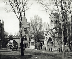 Magyarország, Városliget, Budapest XIV., a millenniumi kiállításra épített történelmi főcsoport román kori épületegyüttese. Szemben a Hidaskapu a Kaputoronnyal, jobbra a Kerengő és a Jáki kápolna. A felvétel 1896-ban készült. A kép forrását kérjük így adja meg: Fortepan / Budapest Főváros Levéltára. Levéltári jelzet: HU.BFL.XV.19.d.1.01.023, 1900, Budapest Főváros Levéltára / Klösz György fényképei, Klösz György, Budapest, Fortepan #82023