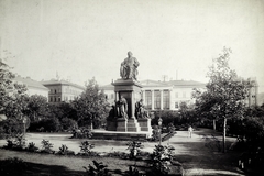 Hungary, Budapest V., Széchenyi István (Ferenc József) tér, Deák Ferenc szobra (Huszár Adolf, 1887.), háttérben a Lloyd-palota. A felvétel 1896-ban készült. A kép forrását kérjük így adja meg: Fortepan / Budapest Főváros Levéltára. Levéltári jelzet: HU.BFL.XV.19.d.1.01.026, 1900, Budapest Főváros Levéltára / Klösz György fényképei, Klösz György, sculpture, monument, palace, Classicism, József Hild-design, Budapest, sculptural group, Ferenc Deák-portrayal, Fortepan #82026