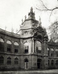 Magyarország, Városliget, Budapest XIV., Vajdahunyad vára. A millenniumi kiállításra épített történelmi főcsoport, reneszánsz épület főbejárata, I. Ferenc korabeli francia palotatorony. 1897-től Magyar Mezőgazdasági Múzeum. A felvétel 1896-ban készült. A kép forrását kérjük így adja meg: Fortepan / Budapest Főváros Levéltára. Levéltári jelzet: HU.BFL.XV.19.d.1.01.028, 1900, Budapest Főváros Levéltára / Klösz György fényképei, Klösz György, Alpár Ignác-terv, Budapest, Fortepan #82028