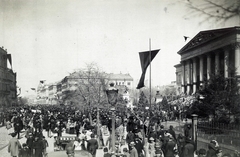 Magyarország, Budapest VIII., Múzeum körút, Magyar Nemzeti Múzeum Kossuth Lajos felravatalozásakor. A felvétel 1894. április 1-én készült. A kép forrását kérjük így adja meg: Fortepan / Budapest Főváros Levéltára. Levéltári jelzet: HU.BFL.XV.19.d.1.04.001, 1900, Budapest Főváros Levéltára / Klösz György fényképei, Klösz György, Budapest, Fortepan #82031