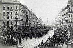 Magyarország, Budapest VII., Erzsébet körút, Kossuth Lajos temetési menete a Dohány utcánál. A felvétel 1894. április 1-én készült. A kép forrását kérjük így adja meg: Fortepan / Budapest Főváros Levéltára. Levéltári jelzet: HU.BFL.XV.19.d.1.04.007, 1900, Budapest Főváros Levéltára / Klösz György fényképei, Klösz György, Budapest, Fortepan #82037