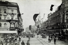 Magyarország, Budapest VII., Rákóczi út - Nagykörút kereszteződés 1894. április 1-én, Kossuth Lajos temetése alkalmával fellobogózva. A kép forrását kérjük így adja meg: Fortepan / Budapest Főváros Levéltára. Levéltári jelzet: HU.BFL.XV.19.d.1.04.019, 1900, Budapest Főváros Levéltára / Klösz György fényképei, Klösz György, zászló, szekér, utcakép, villamos, fogat, gyász, sokadalom, bank, lóvasút, Budapest, Fleissig Sándor, Fortepan #82049