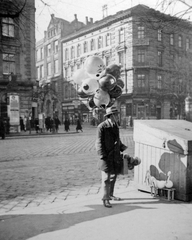 Magyarország, Budapest VI., Teréz körút. - Király utca sarka, háttérben a Zeneakadémia Király utcai homlokzata., 1927, Fortepan, léggömb, Budapest, gólya, napsütés, labda, hirdetőoszlop, óra, láda, Fortepan #8205