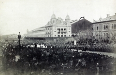 Magyarország, Budapest VI., Nyugati pályaudvar a Nyugati tér felől nézve. Gyászoló tömeg várja Kossuth Lajos koporsóját, a felvétel 1894. március 30-án készült. A kép forrását kérjük így adja meg: Fortepan / Budapest Főváros Levéltára. Levéltári jelzet: HU.BFL.XV.19.d.1.04.021, 1900, Budapest Főváros Levéltára / Klösz György fényképei, Klösz György, gyász, vasútállomás, liturgia, Budapest, Gustave Eiffel-terv, tömeg, Fortepan #82051