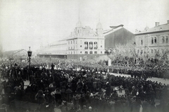 Magyarország, Budapest VI., Nyugati pályaudvar a Nyugati tér felől nézve. Gyászoló tömeg várja Kossuth Lajos koporsóját, a felvétel 1894. március 30-án készült. A kép forrását kérjük így adja meg: Fortepan / Budapest Főváros Levéltára. Levéltári jelzet: HU.BFL.XV.19.d.1.04.022, 1900, Budapest Főváros Levéltára / Klösz György fényképei, Klösz György, gyász, vasútállomás, liturgia, Budapest, Gustave Eiffel-terv, tömeg, Fortepan #82052