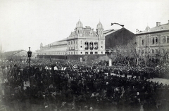 Magyarország, Budapest VI., Nyugati pályaudvar a Nyugati tér felől nézve. Gyászoló tömeg várja Kossuth Lajos koporsóját, a felvétel 1894. március 30-án készült. A kép forrását kérjük így adja meg: Fortepan / Budapest Főváros Levéltára. Levéltári jelzet: HU.BFL.XV.19.d.1.04.023, 1900, Budapest Főváros Levéltára / Klösz György fényképei, Klösz György, gyász, vasútállomás, liturgia, Budapest, Gustave Eiffel-terv, tömeg, Fortepan #82053