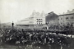 Magyarország, Budapest VI., Nyugati pályaudvar a Nyugati tér felől nézve. Gyászoló tömeg várja Kossuth Lajos koporsóját, a felvétel 1894. március 30-án készült. A kép forrását kérjük így adja meg: Fortepan / Budapest Főváros Levéltára. Levéltári jelzet: HU.BFL.XV.19.d.1.04.024, 1900, Budapest Főváros Levéltára / Klösz György fényképei, Klösz György, gyász, vasútállomás, liturgia, Budapest, Gustave Eiffel-terv, tömeg, Fortepan #82054