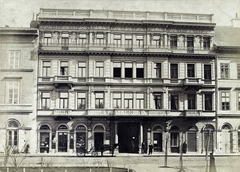 Magyarország, Budapest V., Eötvös tér 2., Sárkány-ház (Ybl Miklós, 1874.). A felvétel 1872 körül készült. A kép forrását kérjük így adja meg: Fortepan / Budapest Főváros Levéltára. Levéltári jelzet: HU.BFL.XV.19.d.1.05.004, 1900, Budapest Főváros Levéltára / Klösz György fényképei, Klösz György, Ybl Miklós-terv, Budapest, Fortepan #82059