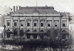 Magyarország, Budapest VIII., Bródy Sándor (Főherceg Sándor) utca 8., a régi Képviselőház épülete (később Olasz Kultúrintézet) előtérben a Múzeumkert. A felvétel 1871-1882 között készült. A kép forrását kérjük így adja meg: Fortepan / Budapest Főváros Levéltára. Levéltári jelzet: HU.BFL.XV.19.d.1.05.006, 1900, Budapest Főváros Levéltára / Klösz György fényképei, Klösz György, Ybl Miklós-terv, országház, Budapest, Fortepan #82060