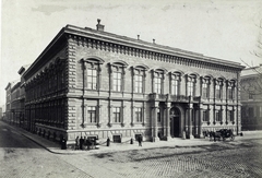 Magyarország, Budapest VIII., Pollack Mihály tér 3. (Eszterházy utca 26.) Festetics-palota. Balra a Bródy Sándor (Főherceg Sándor) utca. A felvétel 1872-1878 között készült. A kép forrását kérjük így adja meg: Fortepan / Budapest Főváros Levéltára. Levéltári jelzet: HU.BFL.XV.19.d.1.05.011, 1900, Budapest Főváros Levéltára / Klösz György fényképei, Klösz György, hintó, utcakép, neoreneszánsz, Ybl Miklós-terv, Budapest, Fortepan #82066