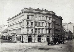 Magyarország, Budapest V., Kálvin tér, szemben a Kecskeméti utca - Múzeum körút sarkán a Geist-ház (Ybl Miklós, 1863-64). A felvétel 1879. körül készült. A kép forrását kérjük így adja meg: Fortepan / Budapest Főváros Levéltára. Levéltári jelzet: HU.BFL.XV.19.d.1.05.014, 1900, Budapest Főváros Levéltára / Klösz György fényképei, Klösz György, fogat, Ybl Miklós-terv, fiáker, sínpálya, Budapest, Fortepan #82069