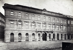 Magyarország, Budapest V., Széchenyi István (Ferenc József) tér 4., Coburg-palota (megsemmisült). Balra a Mérleg utca, jobbra a Diana fürdő, ma a Belügyminisztérium épülete áll ezen a helyen. A felvétel az 1870-es években készült. A kép forrását kérjük így adja meg: Fortepan / Budapest Főváros Levéltára. Levéltári jelzet: HU.BFL.XV.19.d.1.05.017, 1900, Budapest Főváros Levéltára / Klösz György fényképei, Klösz György, Budapest, Fortepan #82072