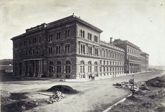 Magyarország, Budapest IX., Fővám tér, a Fővámpalota (Ybl Miklós, 1874.) a rakpart felől nézve (később Corvinus Egyetem). A felvétel az 1874 körül készült. A kép forrását kérjük így adja meg: Fortepan / Budapest Főváros Levéltára. Levéltári jelzet: HU.BFL.XV.19.d.1.05.019, 1900, Budapest Főváros Levéltára / Klösz György fényképei, Klösz György, útjavítás, Budapest, tereprendezés, Fortepan #82074