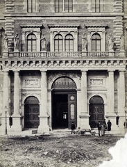 Magyarország, Budapest IX., Fővám tér, a Fővámpalota (Ybl Miklós, 1874.) déli kapuja (később Corvinus Egyetem). A felvétel az 1874 körül készült. A kép forrását kérjük így adja meg: Fortepan / Budapest Főváros Levéltára. Levéltári jelzet: HU.BFL.XV.19.d.1.05.022, 1900, Budapest Főváros Levéltára / Klösz György fényképei, Klösz György, Budapest, Fortepan #82077